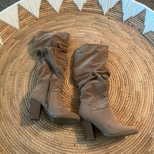 Heeled tan boots